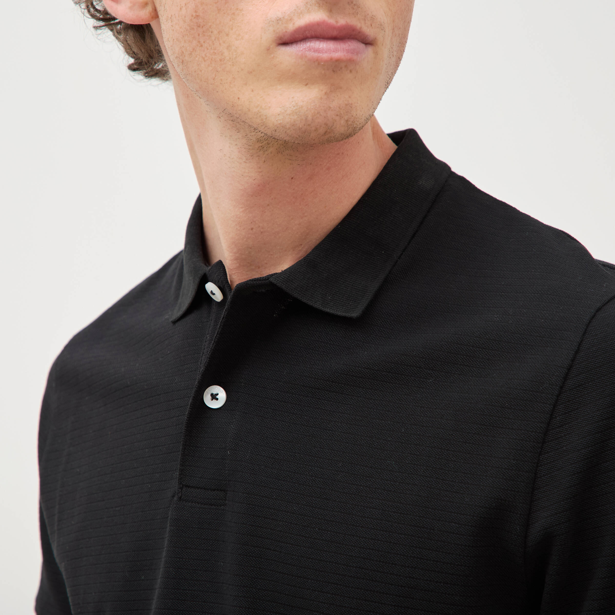 Polo cintr&eacute; en coton manches courtes noir homme