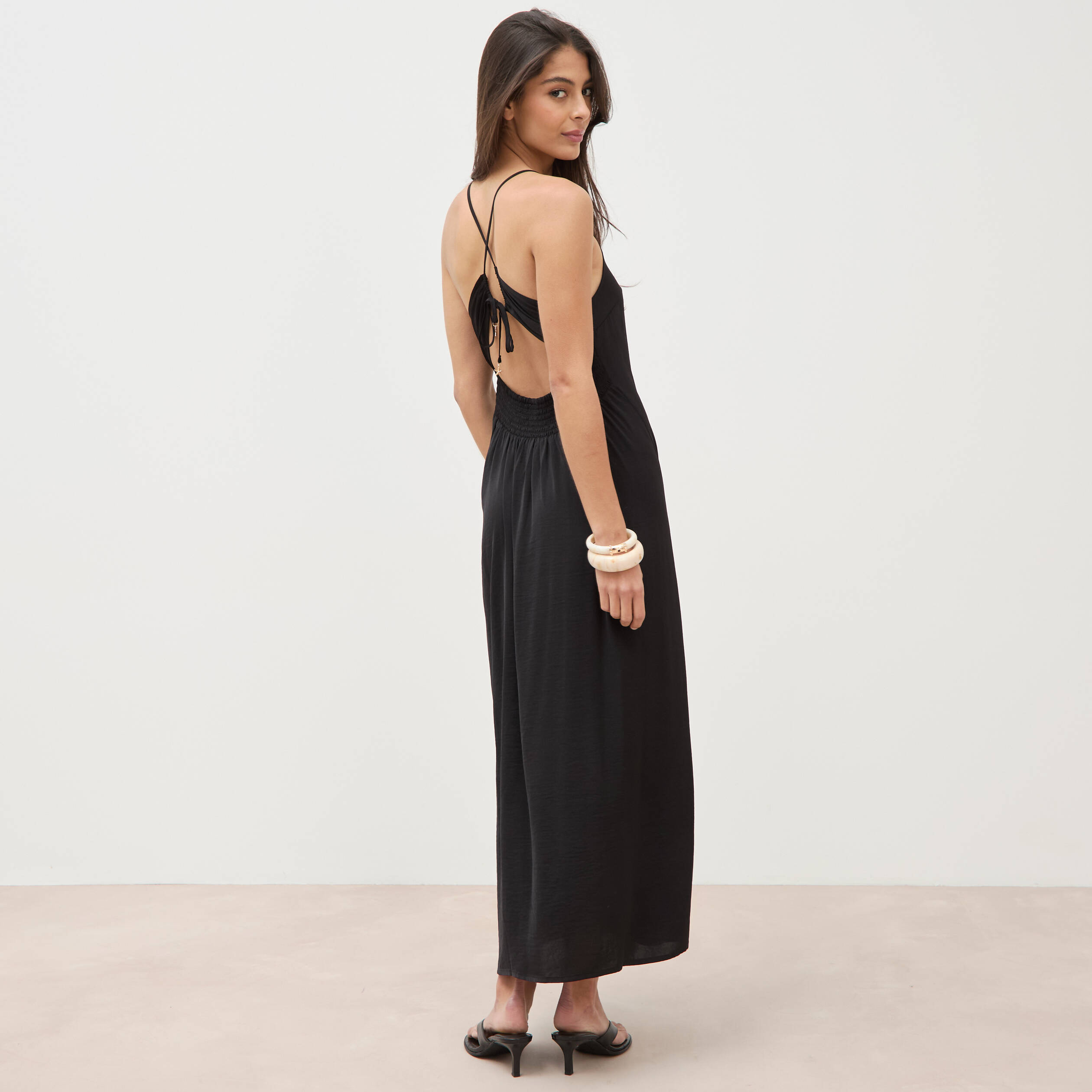 Robe satin&eacute;e bretelles col v noir femme