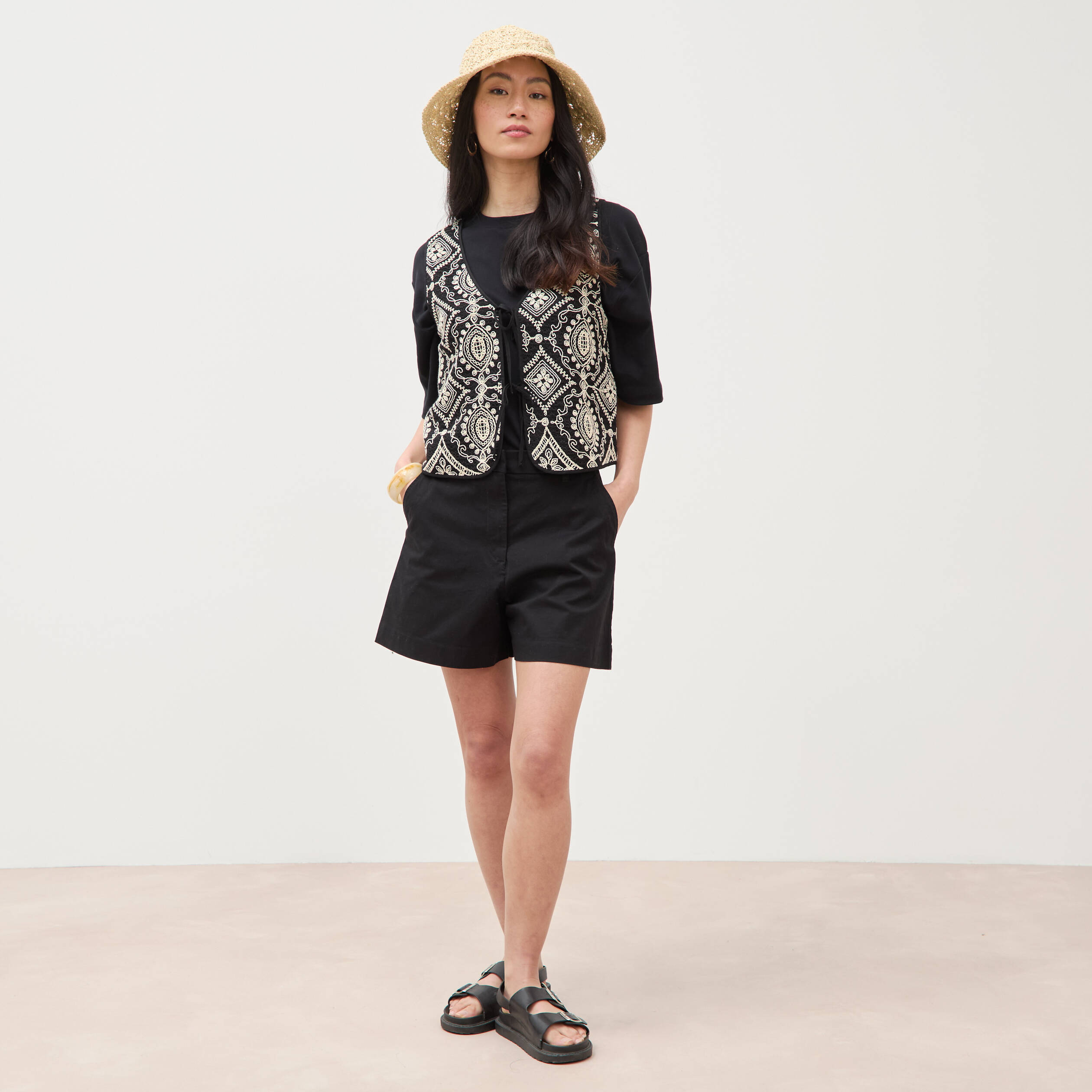 Cardigan sans manches avec broderies noir femme