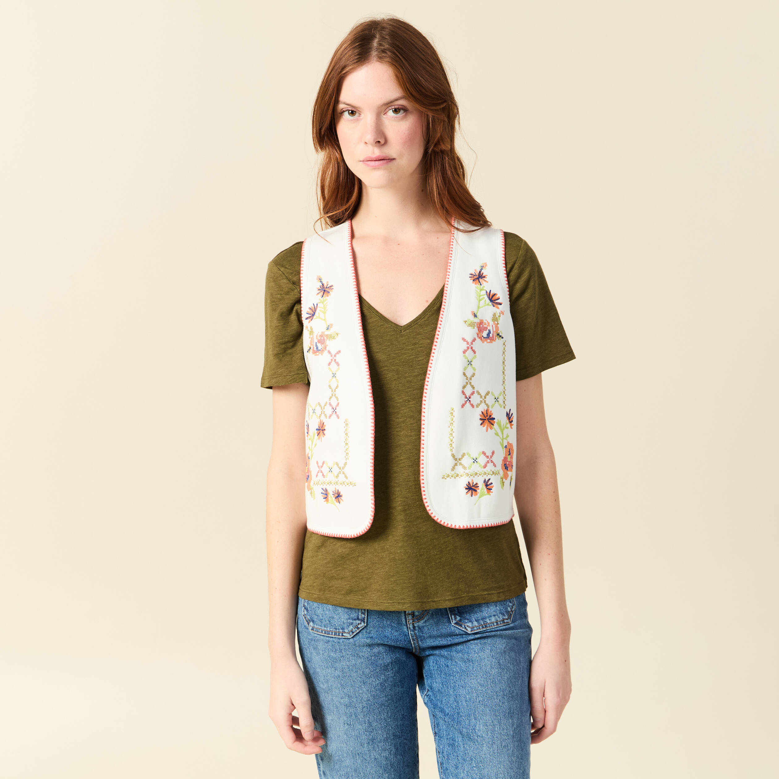Cardigan droit court brod&eacute; sans manches ecru femme