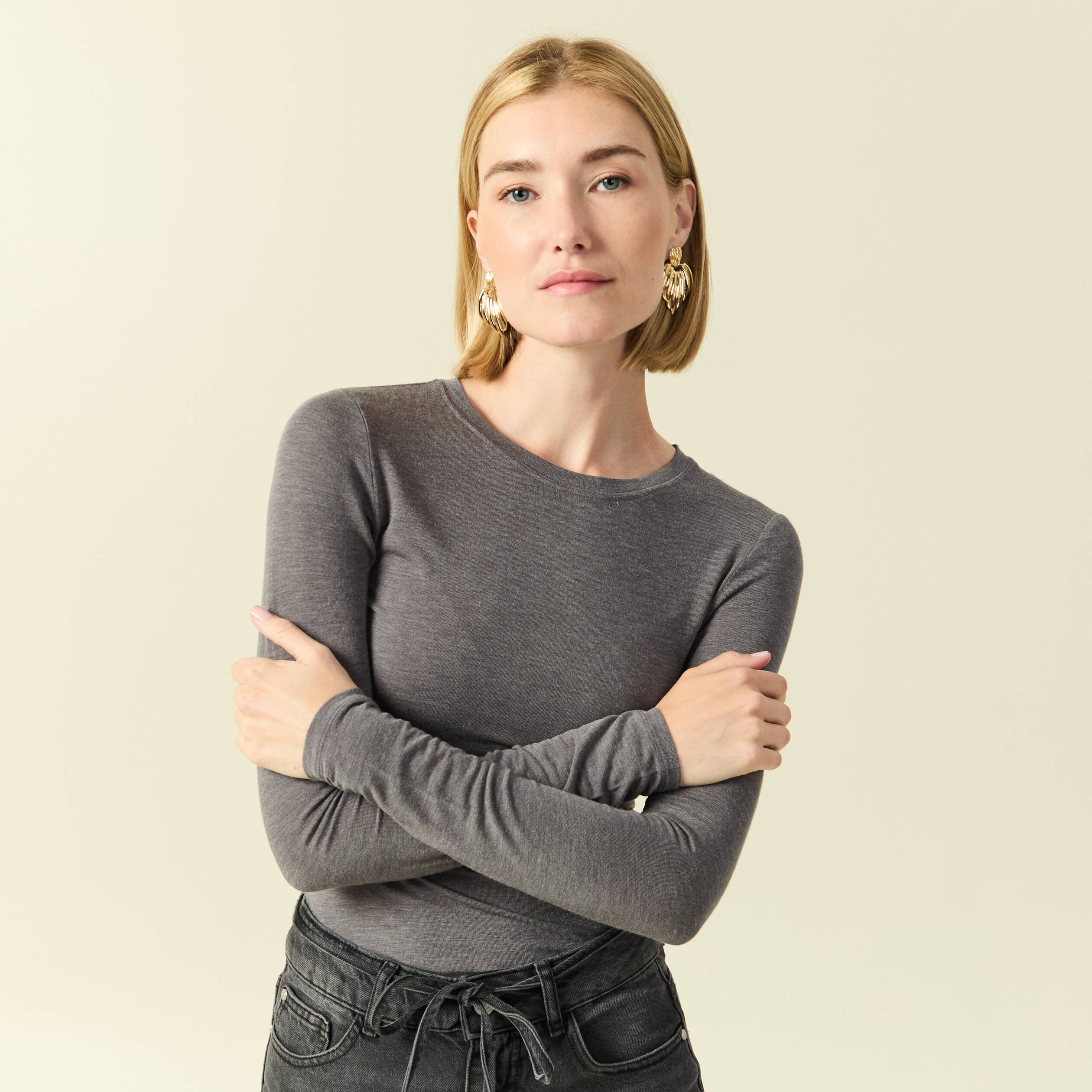 T-shirt cintr&eacute; manches longues col rond gris fonc&eacute; femme