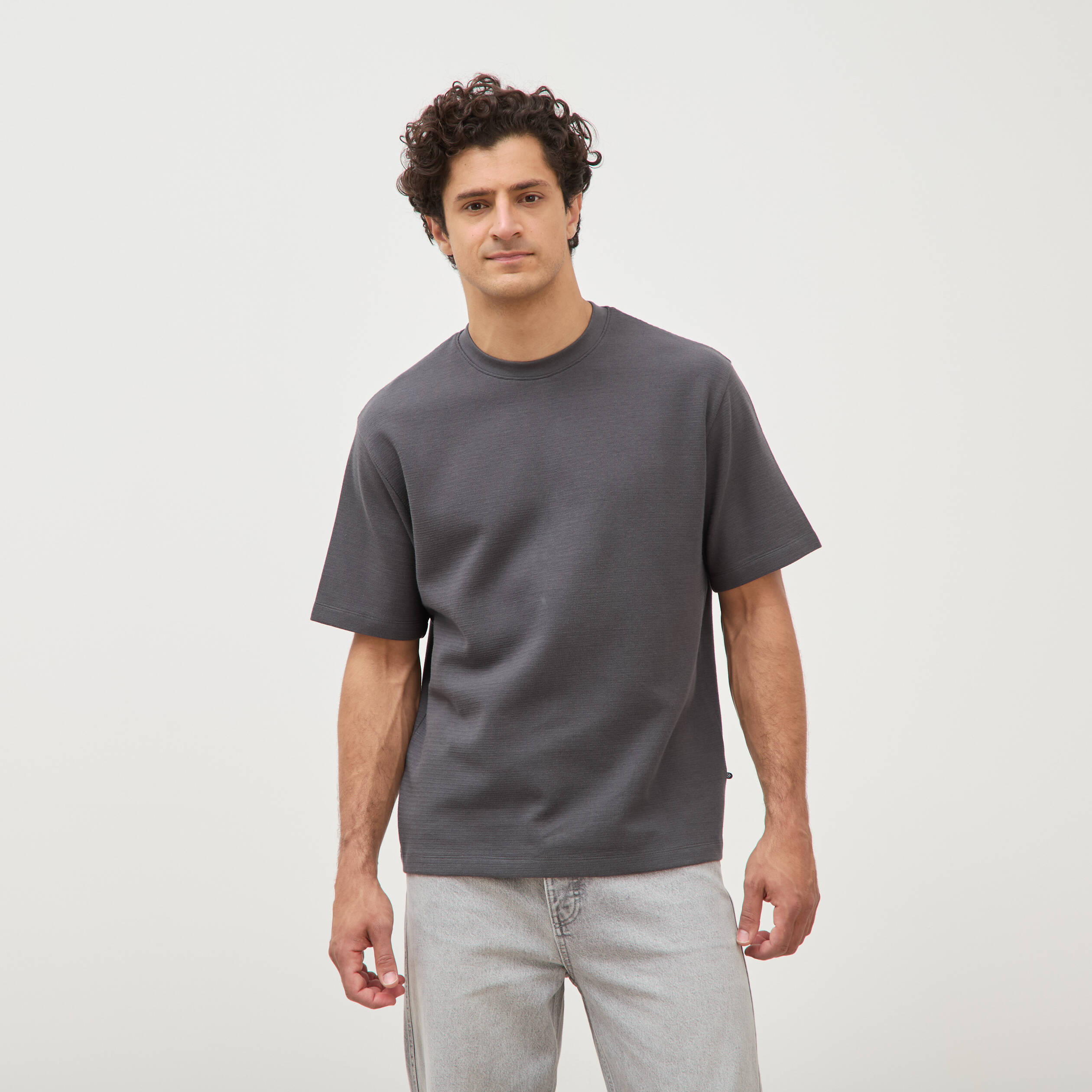 T-shirt ras de cou manches courtes gris fonc&eacute; homme