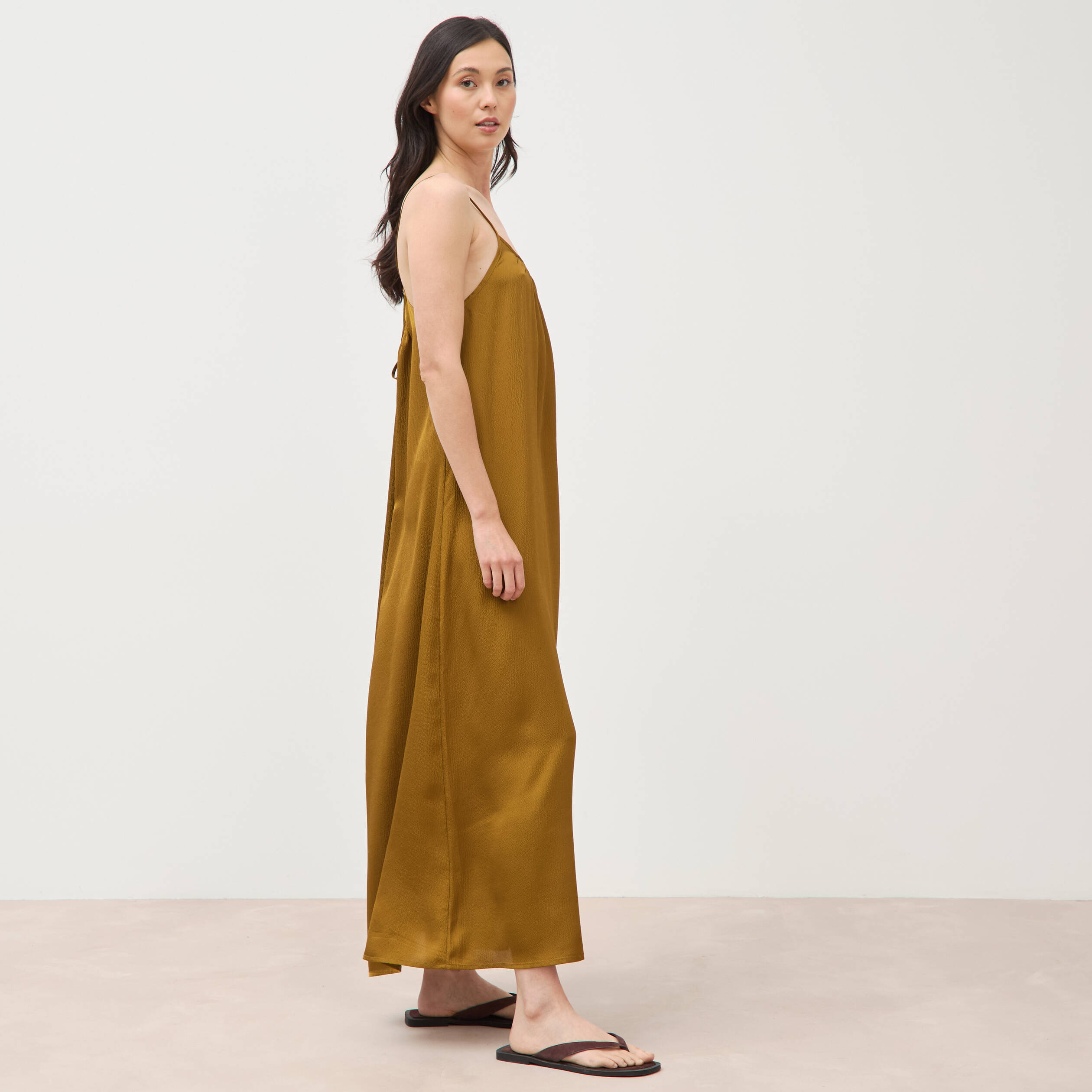Robe bretelle satin&eacute;e col rond vert olive femme