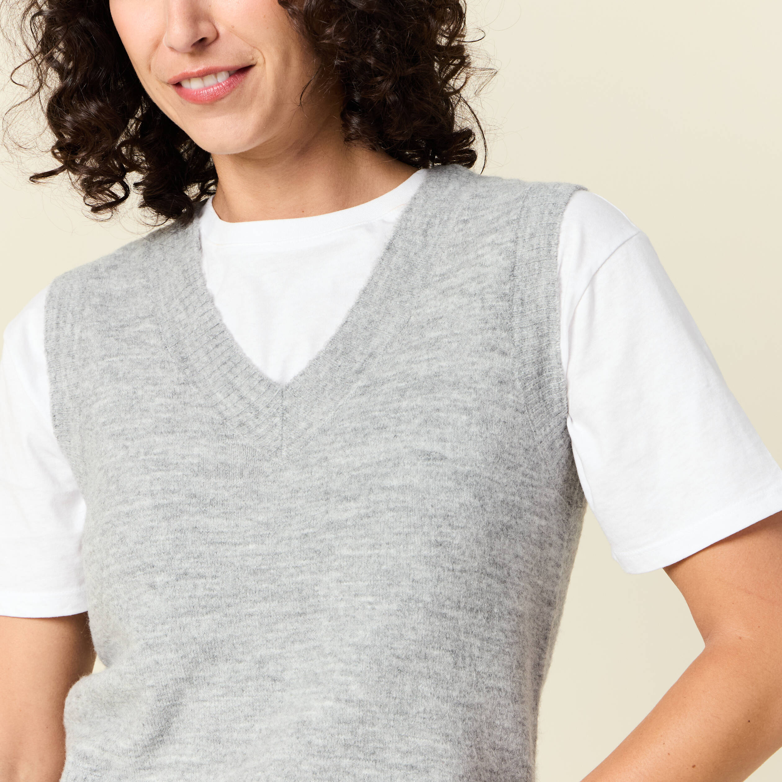 Pull sans manches col en V gris clair femme