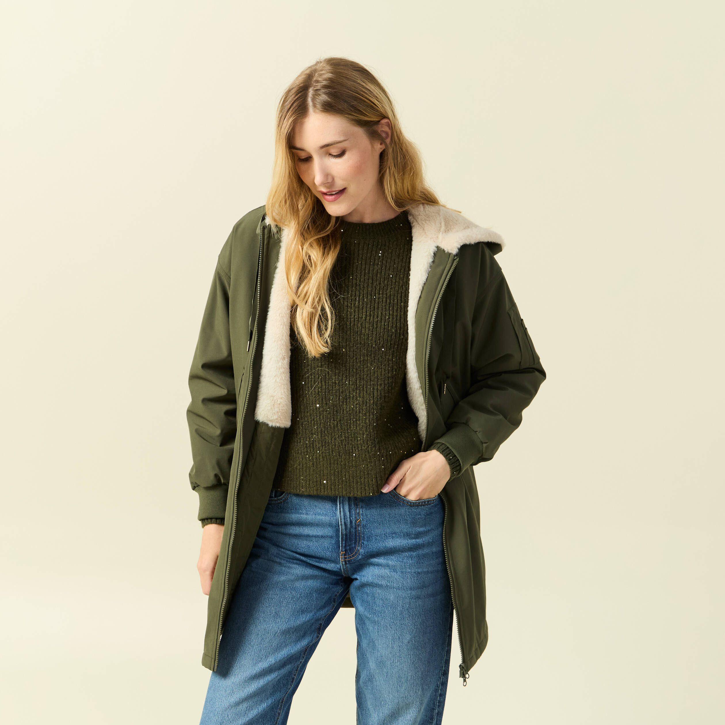 Parka oversize mi-longue &agrave; capuche vert kaki femme