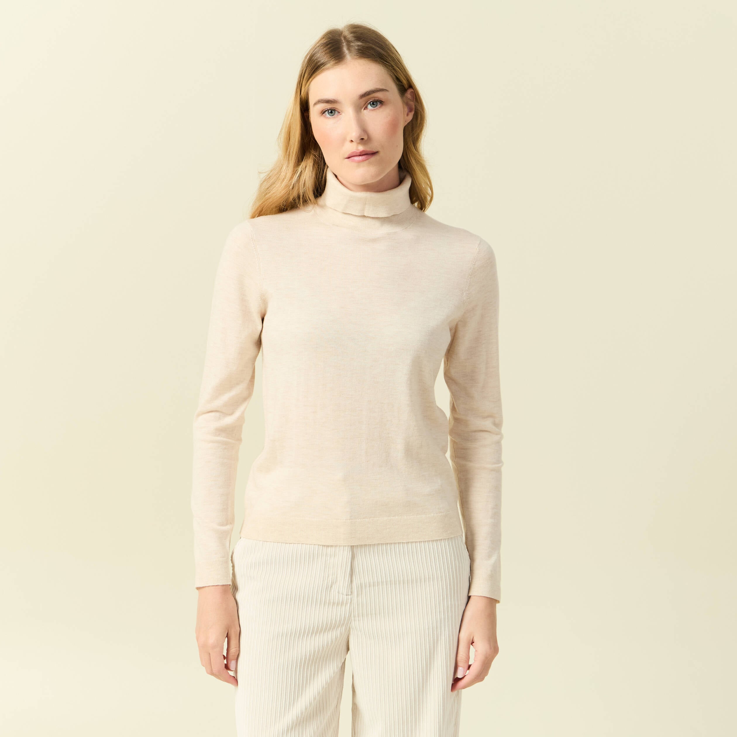 Pull fin col roul&eacute; manches longues creme femme