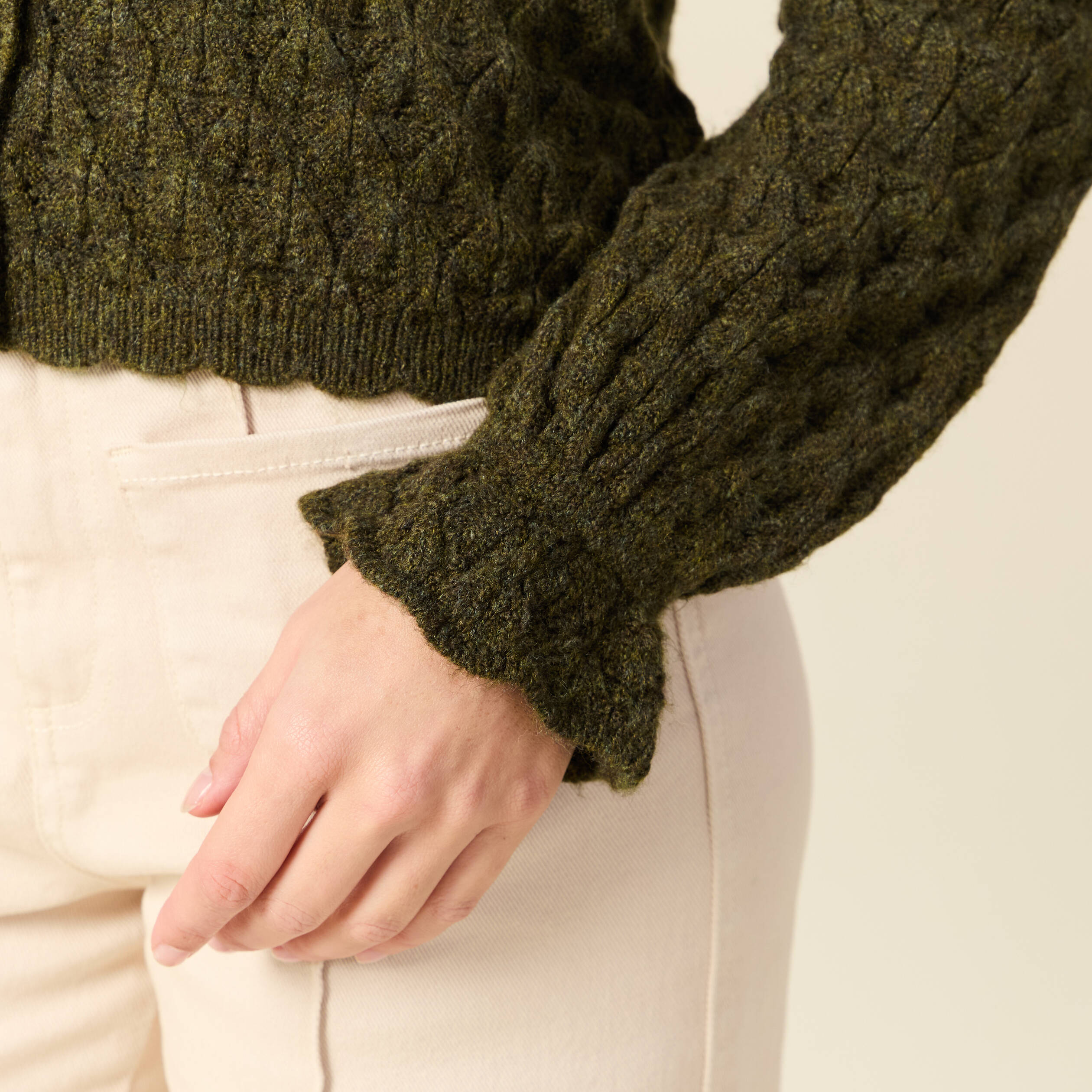 Gilet ajour&eacute; droit court col v vert kaki femme