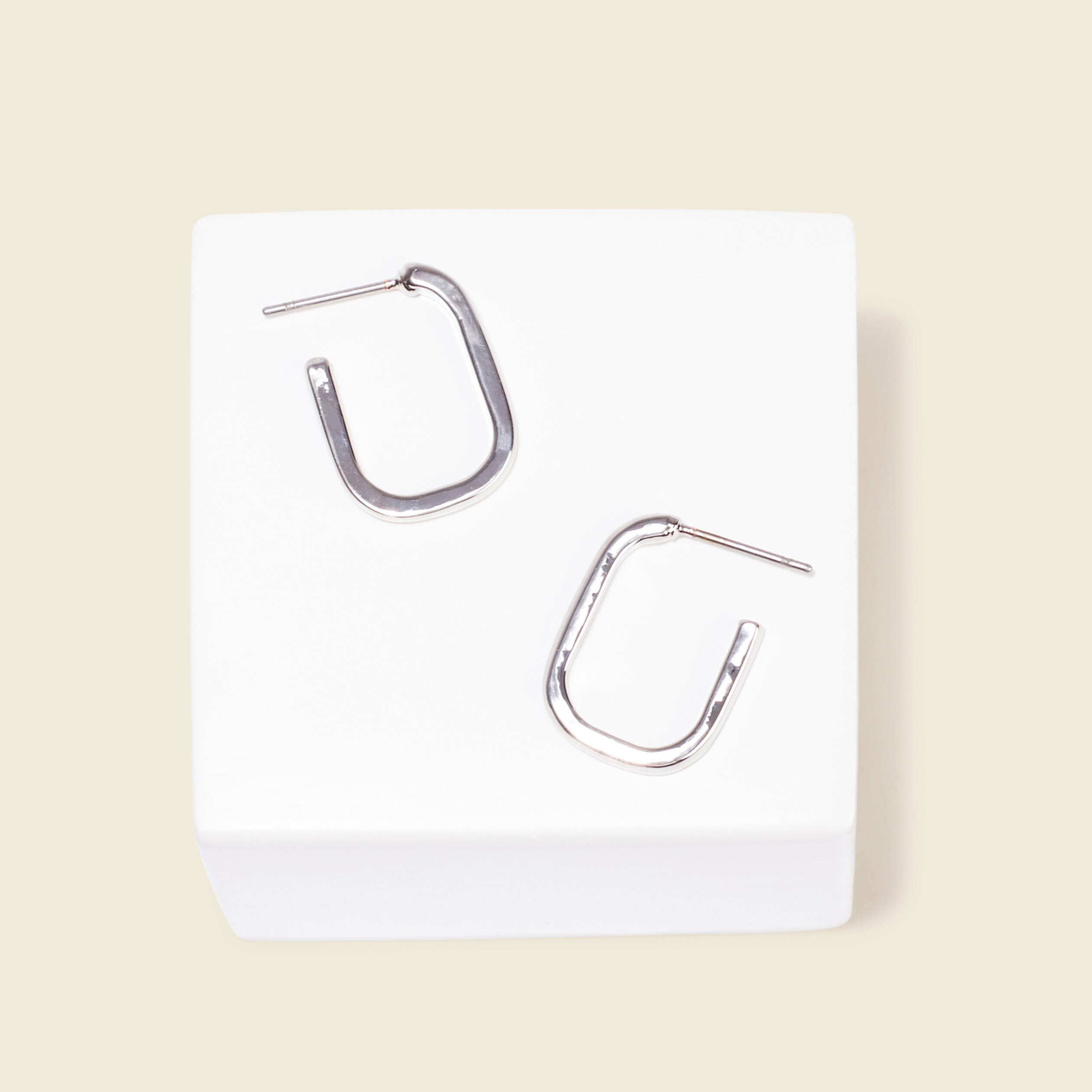 Boucles d'oreilles créoles couleur argent femme