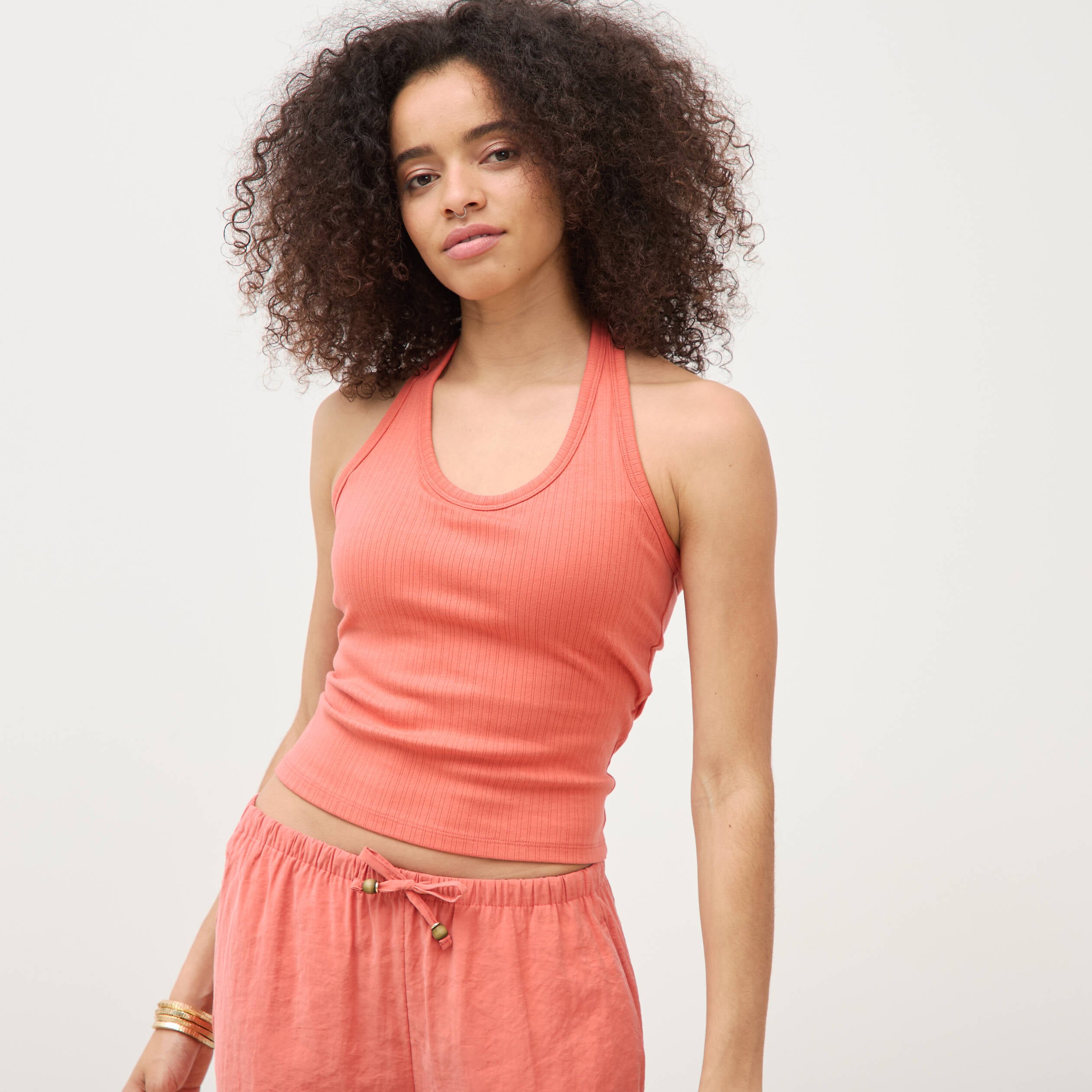 D&eacute;bardeur d&eacute;collet&eacute; brassi&egrave;re int&eacute;gr&eacute;e rouge fonc&eacute; femme