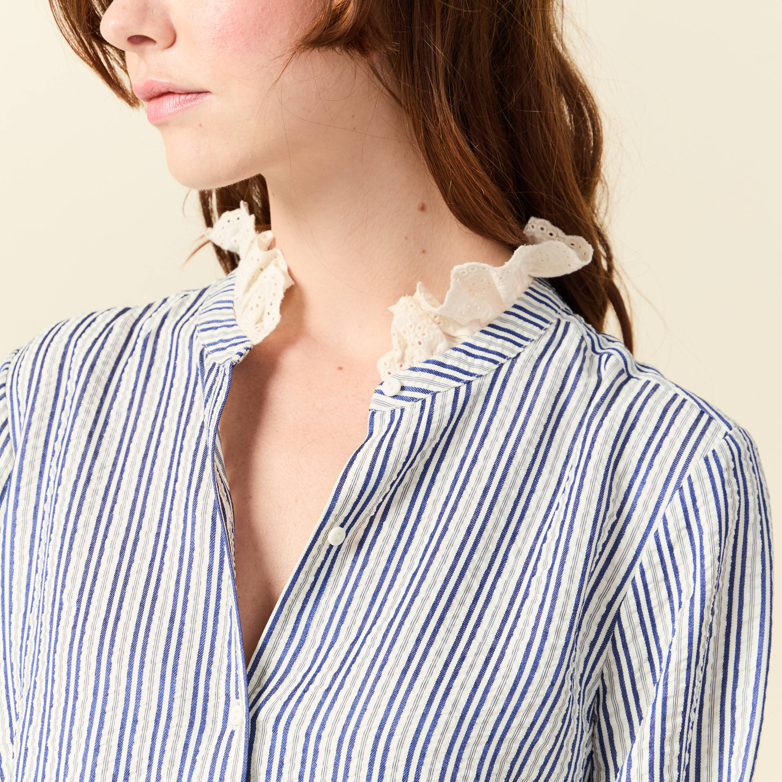 Chemise cintr&eacute;e col montant brod&eacute;e blanc femme