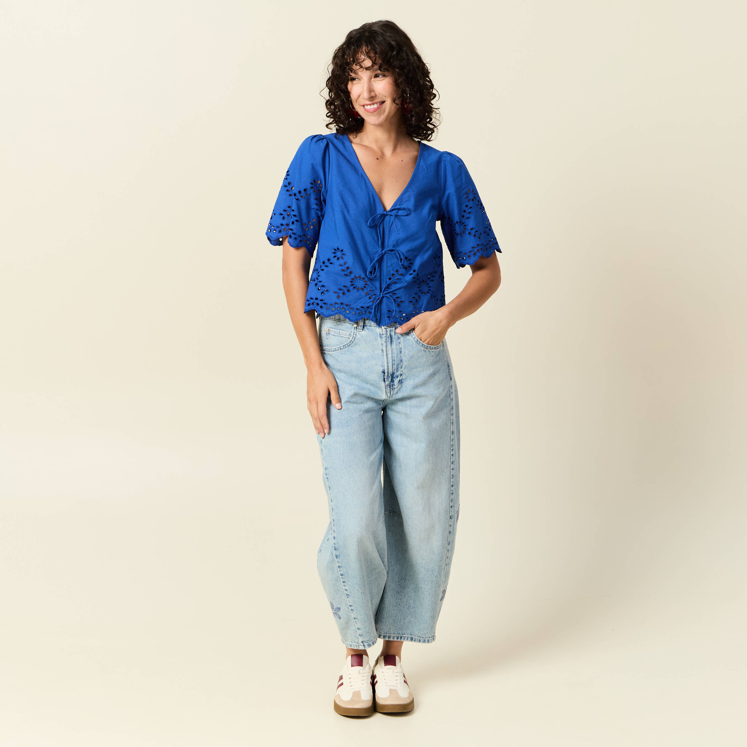 blouse manches courtes brodee bleu electrique femme Blouse manches courtes brodée bleu electrique femme