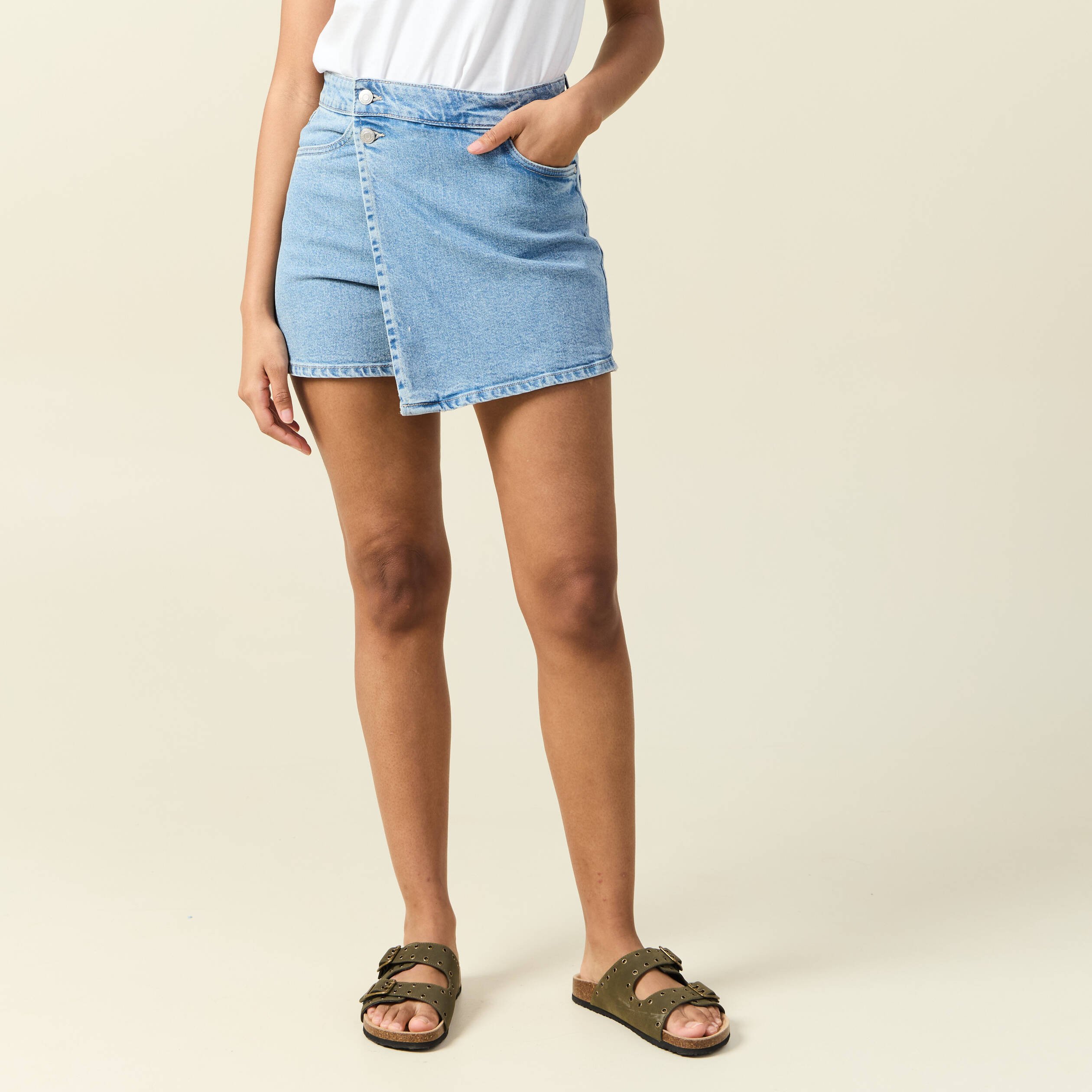 jupe short droite en jean denim bleach femme Jupe-short droite en jean denim bleach femme
