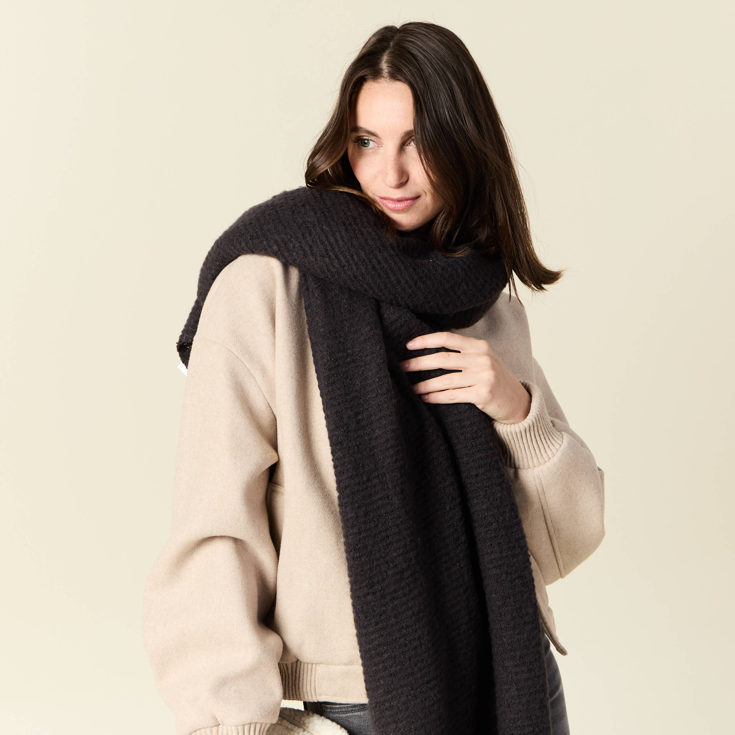 echarpe tricotee gris fonce femme Écharpe tricotée gris foncé femme