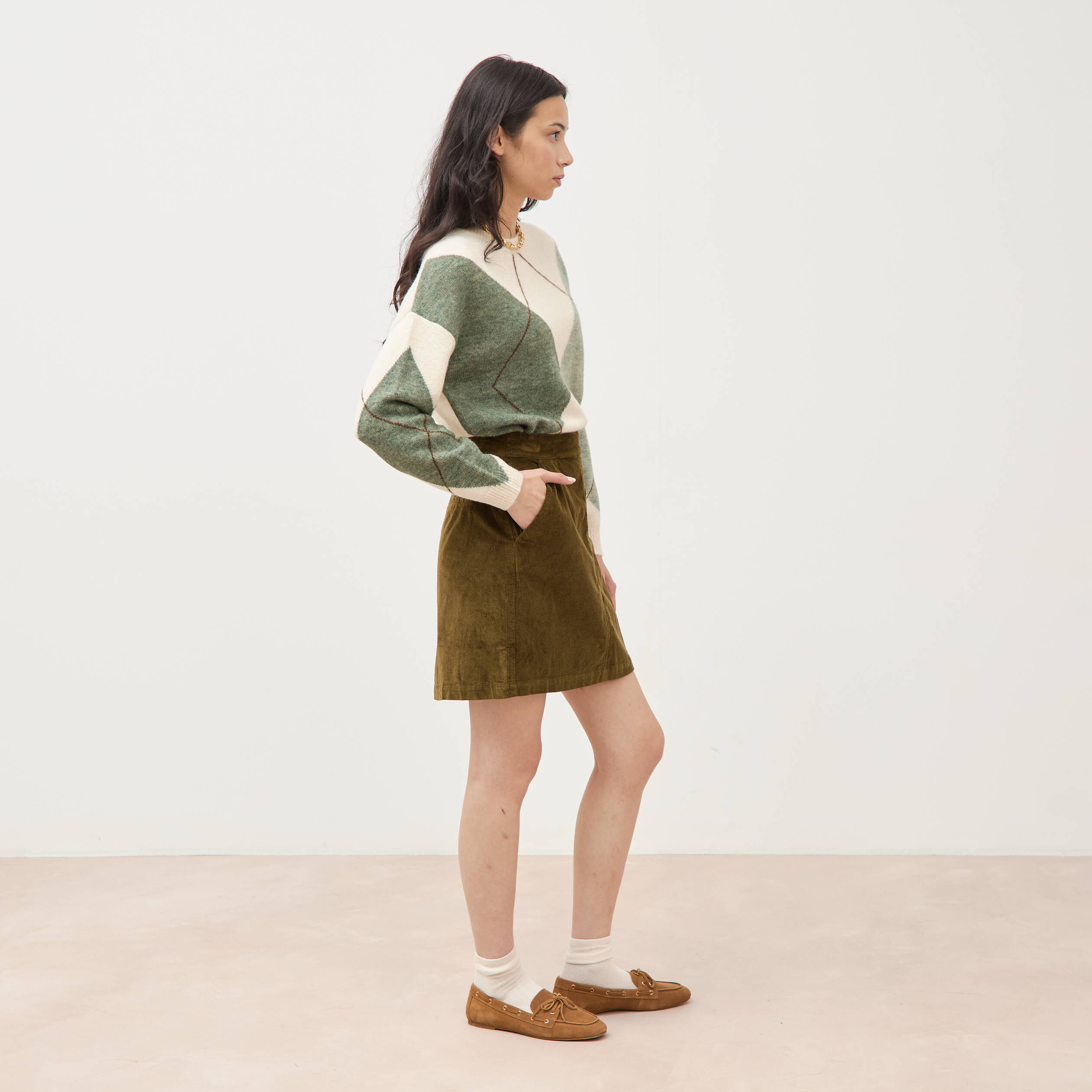 Jupe droite courte en velours vert olive femme