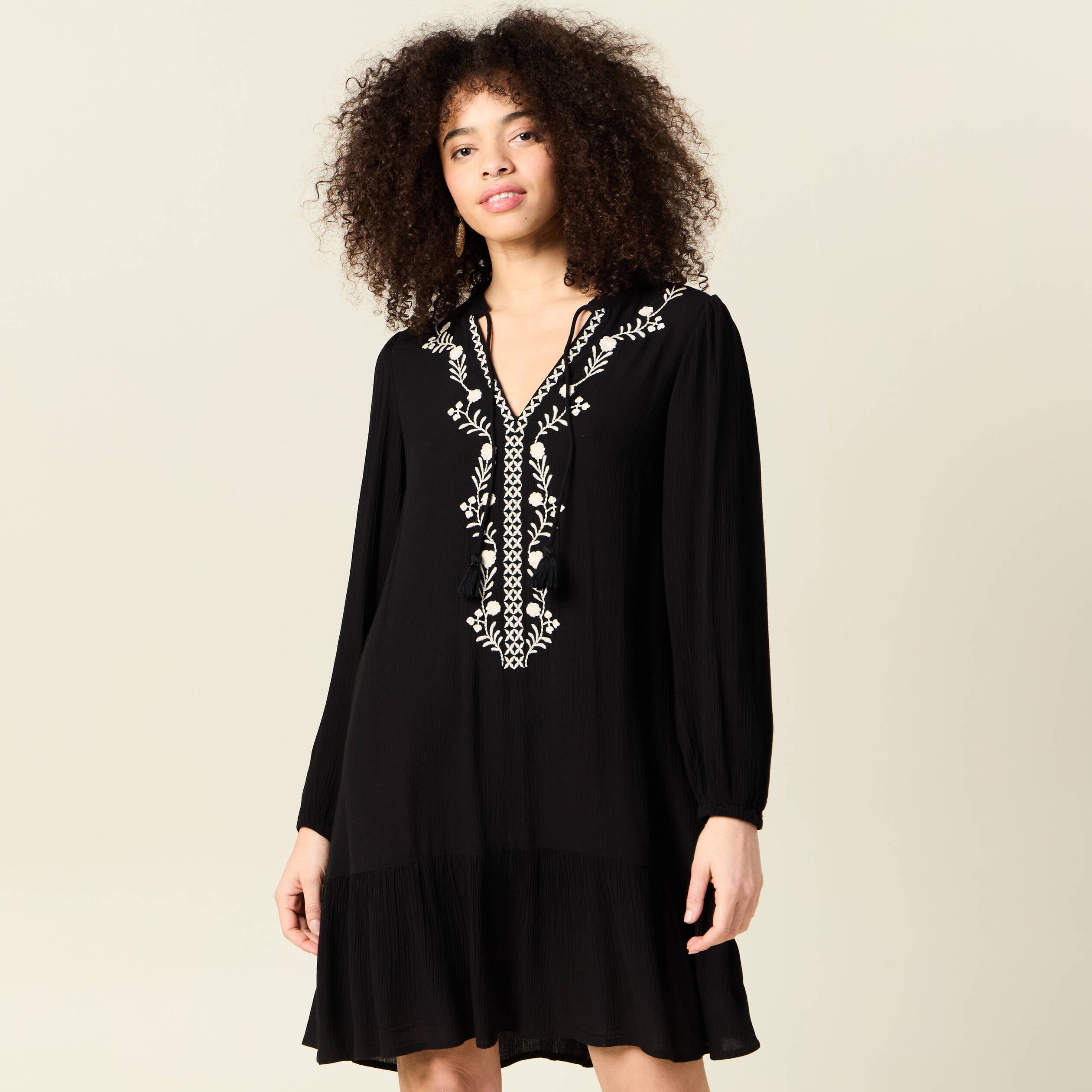 Robe &eacute;vas&eacute;e broderie noir femme
