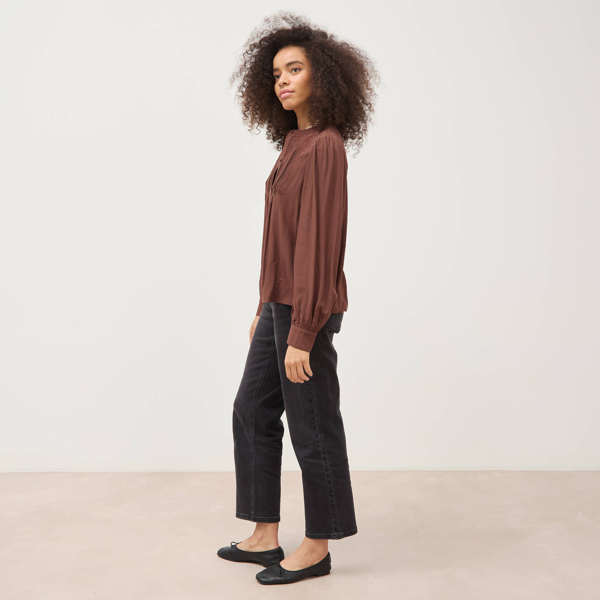 Blouse ajour&eacute;e col rond manches longues marron fonc&eacute; femme